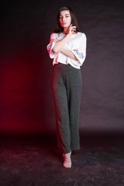 Stüdyo portre siyah bir arka plan bir genç kız