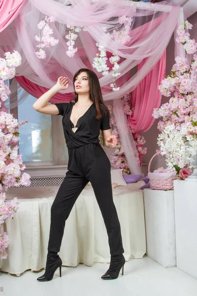 Fille Dans Une Chambre Décorée Roses — Photo