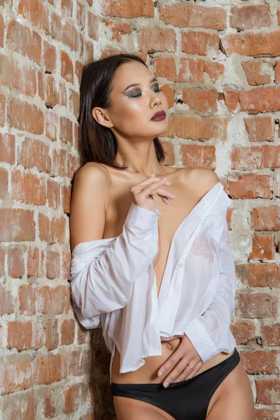 Sexy Jong Meisje Een Wit Nat Shirt Een Baksteen Muur — Stockfoto
