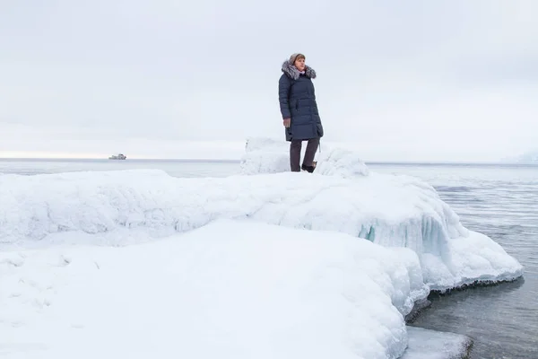 Самотня Жінка Стоїть Крижаному Березі Озера Байкал — стокове фото