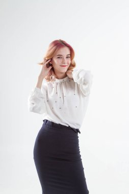 Siyah etekli ve beyaz kazaklı genç kız. Beyazda izole edilmiş