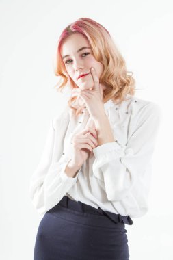 Siyah etekli ve beyaz kazaklı genç kız. Beyazda izole edilmiş