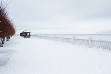 Irkutsk Bölgesi Listvyanka köyünde Baykal 'ın kış seti