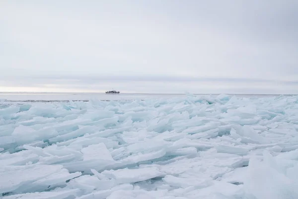 Корабль Плывущий Замораживании Байкала — стоковое фото