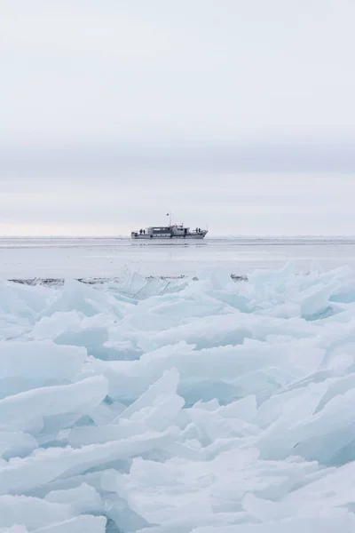 Ship Sailing Freezing Baikal — ストック写真