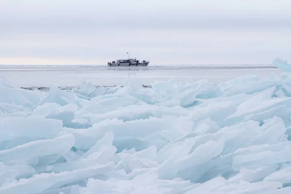 Ship Sailing Freezing Baikal — ストック写真
