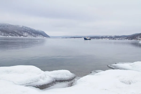 Ship Sailing Freezing Baikal — ストック写真