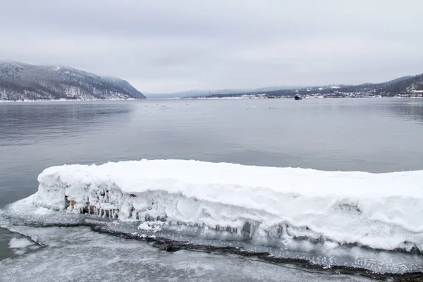 Ship Sailing Freezing Baikal — ストック写真