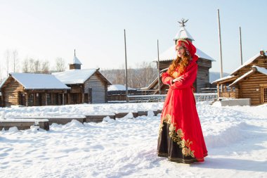 Eski Rus elbiseli bir kız. Kış portresi
