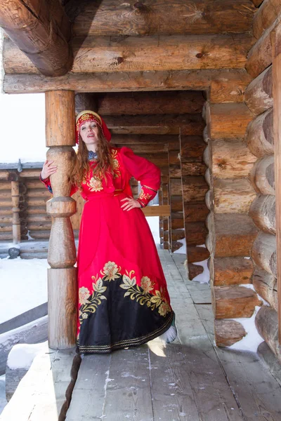 Menina Vestido Russo Velho Retrato Inverno — Fotografia de Stock