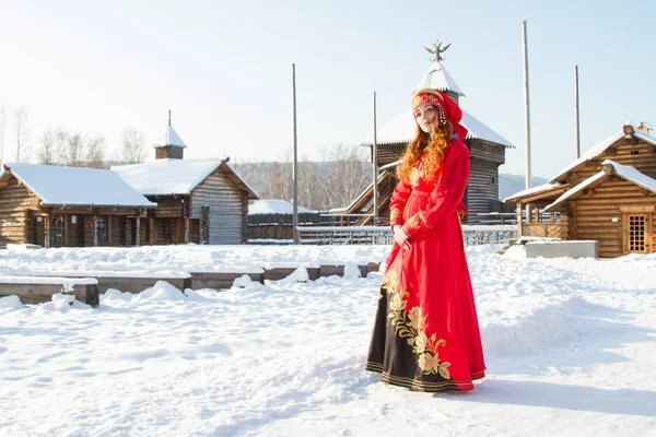 Mädchen Einem Alten Russischen Kleid Winterporträt — Stockfoto