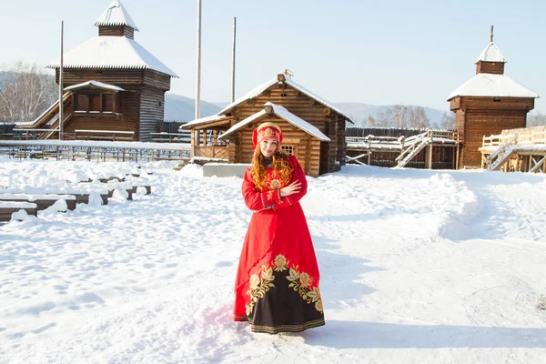 Fille Dans Une Vieille Robe Russe Portrait Hiver — Photo