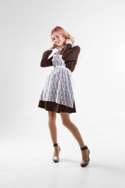 Okul üniformalı kız öğrenci. Beyaz arkaplanda izole