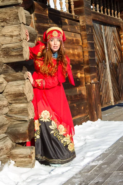 Рыжая Девушка Старом Национальном Костюме Фоне Деревянных Домов — стоковое фото