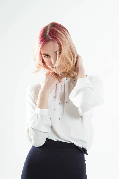 Junge Blondine Weißem Pullover Und Dunklem Rock Studioporträt Auf Weißem — Stockfoto