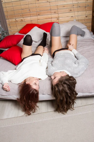 Дві Сексуальні Дівчата Ліжку Спальні Студійний Портрет — стокове фото