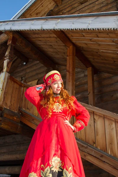 Young Girl Old National Russian Costume Background Wooden House — Stock Photo, Image