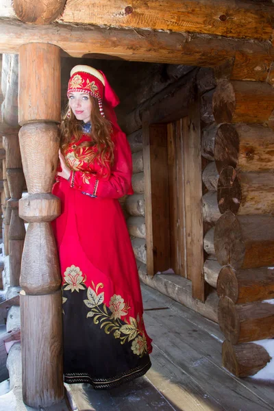 Młoda Dziewczyna Starym Narodowym Rosyjskim Stroju Tle Drewnianego Domu — Zdjęcie stockowe