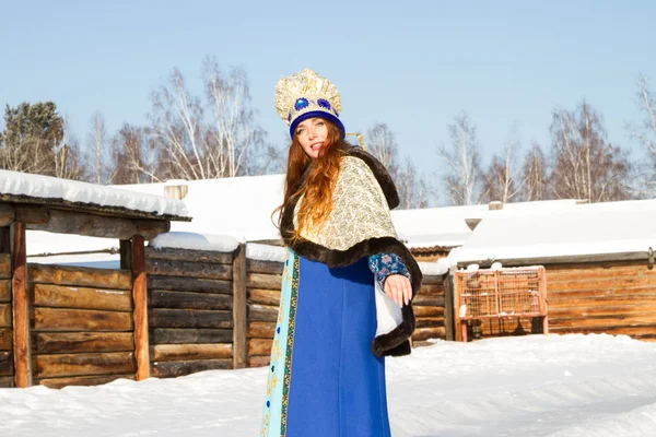 穿着俄罗斯民族服装的小女孩 背景是一座木头房子 — 图库照片