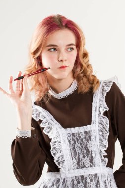 Elinde kalemle lise öğrencisiydi. Beyaz arkaplanda stüdyo portresi.