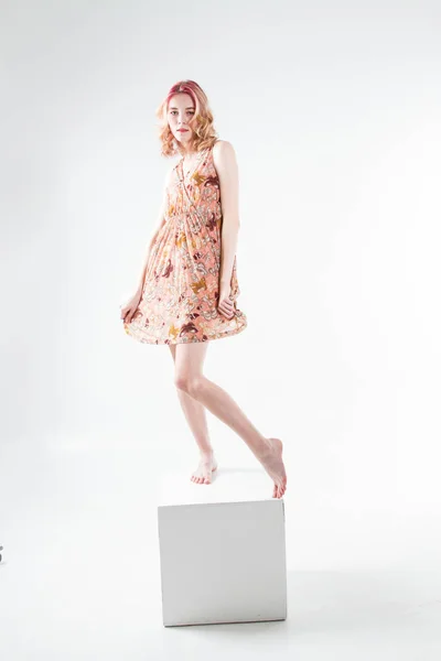 Junges Schönes Mädchen Steht Auf Barfuß Würfel Und Einem Kleid — Stockfoto