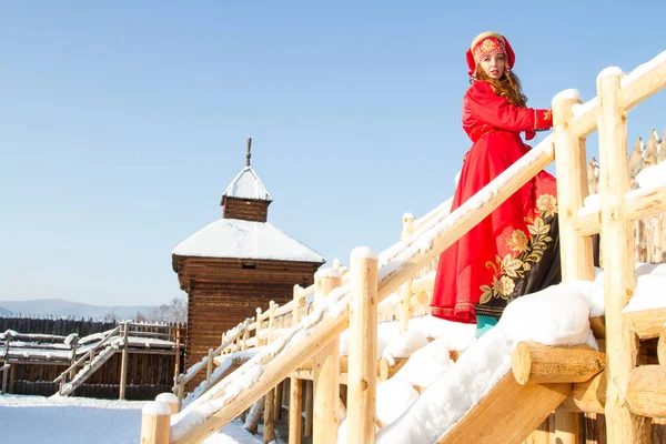 Red Haired Girl Russian National Costume Background Wooden Buildings — Stock Photo, Image