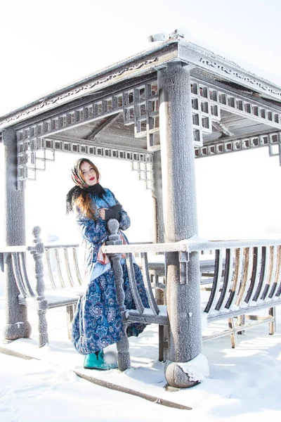 Menina Ruiva Gazebo Congelado Costa Lago Baikal — Fotografia de Stock