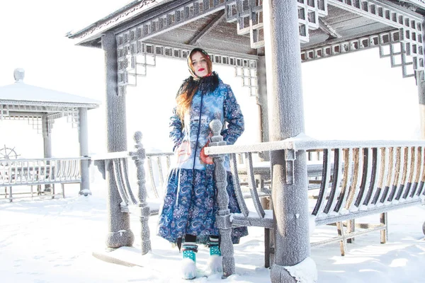 Рыжая Девушка Замерзшей Беседке Берегу Байкала — стоковое фото