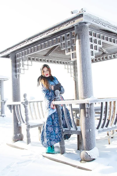 Red Haired Girl Frozen Gazebo Shore Lake Baikal — 스톡 사진