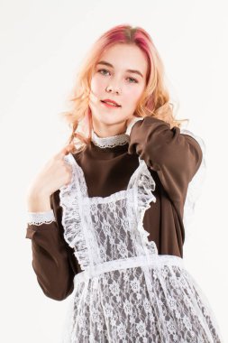 Okul üniformalı kız öğrenci. Beyaz arkaplanda stüdyo portresi.