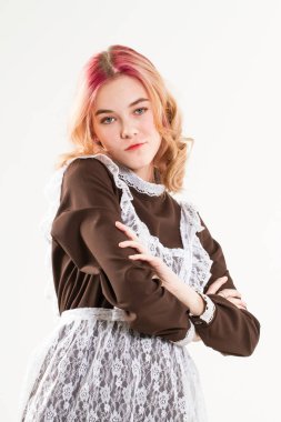 Okul üniformalı kız öğrenci. Beyaz arkaplanda stüdyo portresi.