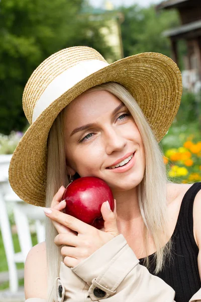 Szőke Egy Szalmakalapot Tart Piros Alma Kezében — Stock Fotó