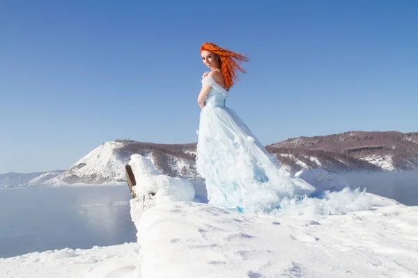 Slender Red Haired Girl Stands Source Angara — Stock Photo, Image