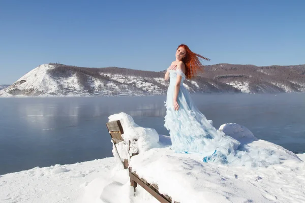 Slender Red Haired Girl Stands Source Angara — Stock Photo, Image