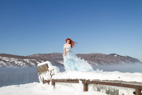 Slender Red Haired Girl Stands Source Angara — Stock Photo, Image