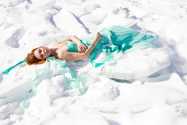 Chica Joven Vestido Encuentra Hielo Nevado Del Lago Baikal —  Fotos de Stock