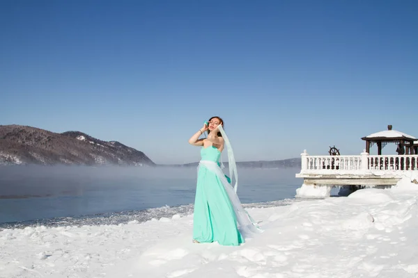 Rothaariges Mädchen Langen Abendkleid Steht Der Quelle Der Angara — Stockfoto