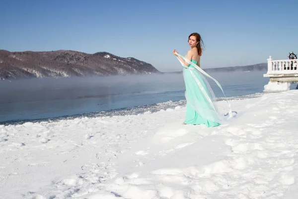 Rothaariges Mädchen Langen Abendkleid Steht Der Quelle Der Angara — Stockfoto