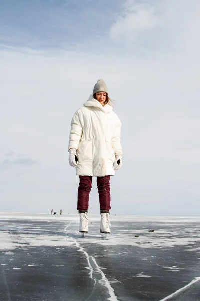 Meisje Schaatsen Baikal Ijs — Stockfoto