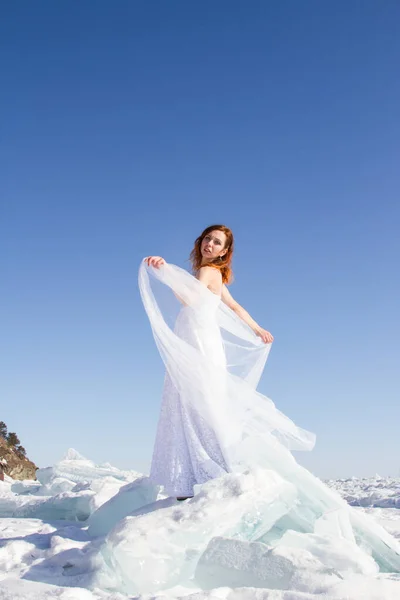 Mädchen Weißen Kleid Steht Auf Einer Eisscholle Baikalsee — Stockfoto