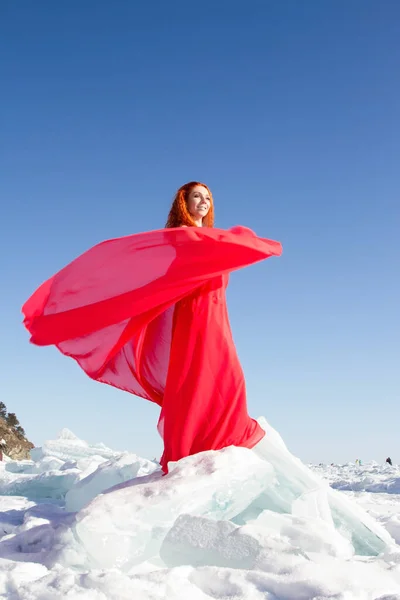 Mädchen Roten Kleid Steht Auf Einer Eisscholle Auf Dem Baikalsee — Stockfoto