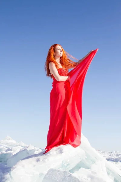 Mädchen Roten Kleid Steht Auf Einer Eisscholle Auf Dem Baikalsee — Stockfoto