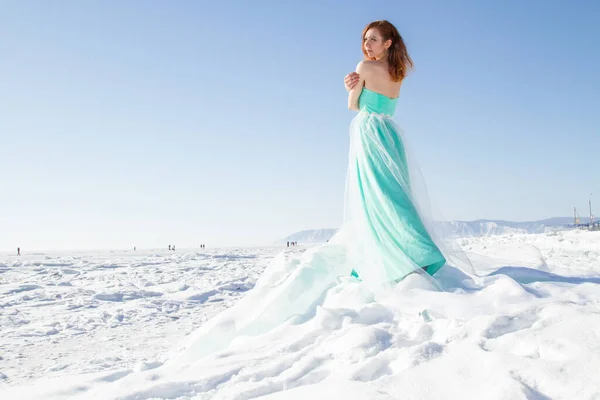 Mädchen Langen Abendkleid Steht Auf Einer Eisscholle Baikalsee — Stockfoto