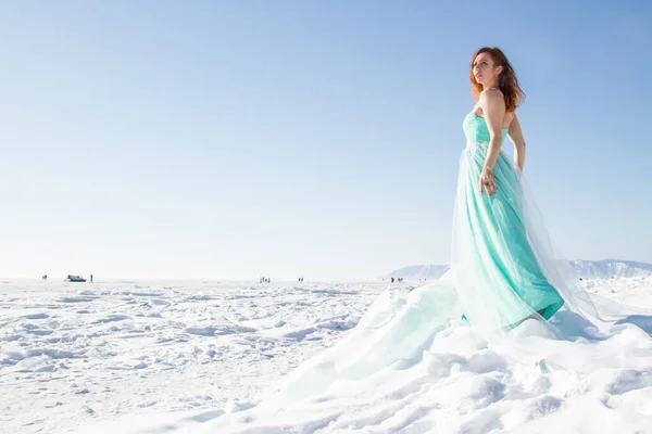 Mädchen Langen Abendkleid Steht Auf Einer Eisscholle Baikalsee — Stockfoto
