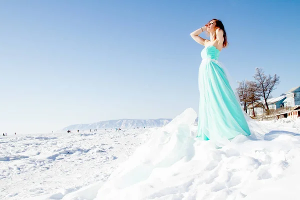 Menina Vestido Noite Longa Fica Floe Gelo Lago Baikal — Fotografia de Stock