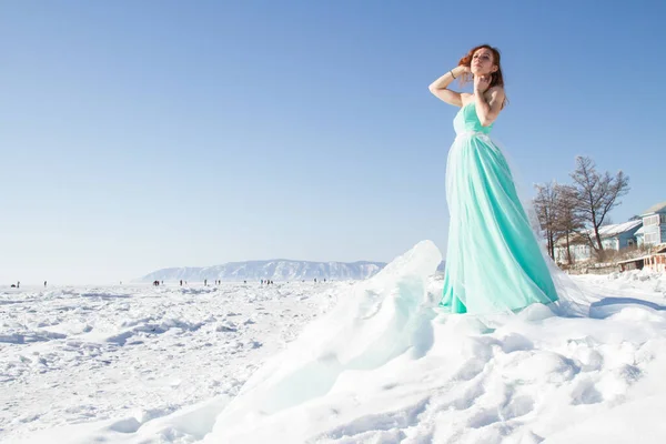 Mädchen Langen Abendkleid Steht Auf Einer Eisscholle Baikalsee — Stockfoto