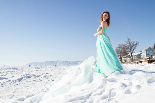 Chica Vestido Noche Largo Para Témpano Hielo Lago Baikal —  Fotos de Stock
