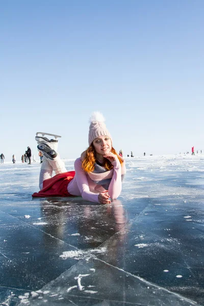 Eisschnellläuferin Liegt Auf Dem Eis Des Baikals — Stockfoto