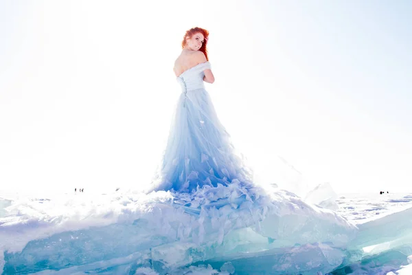 Mädchen Langen Abendkleid Steht Auf Dem Eis Des Baikalsees — Stockfoto