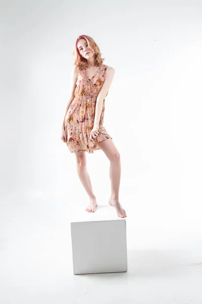 Красивая Молодая Девушка Коротком Летнем Платье Стоит Белом Кубе — стоковое фото